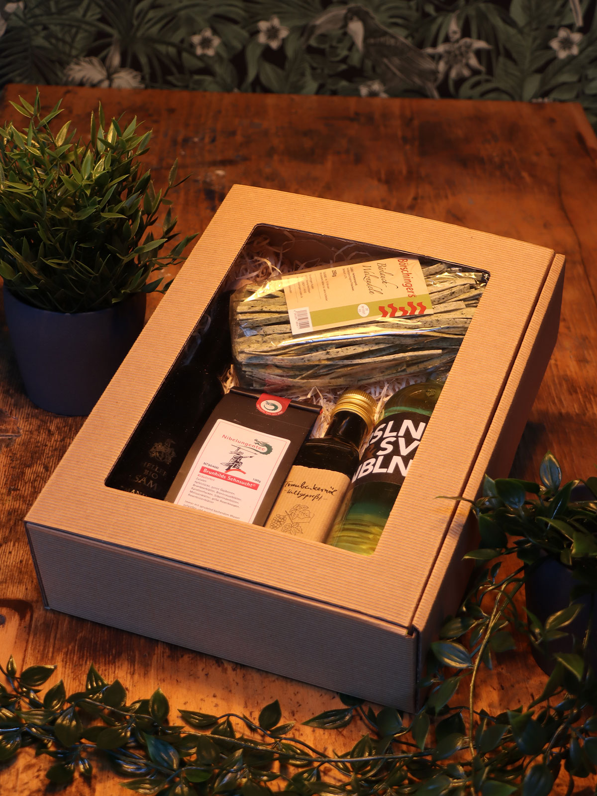 Brunhilds Feinschmecker  Box gefüllt mit ausgewählten Produkten zum Genießen.