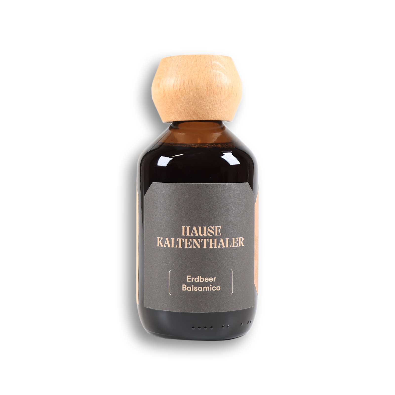 Erdbeerbalsamico von Hause Kaltenthaler vor weißem Hintergrund