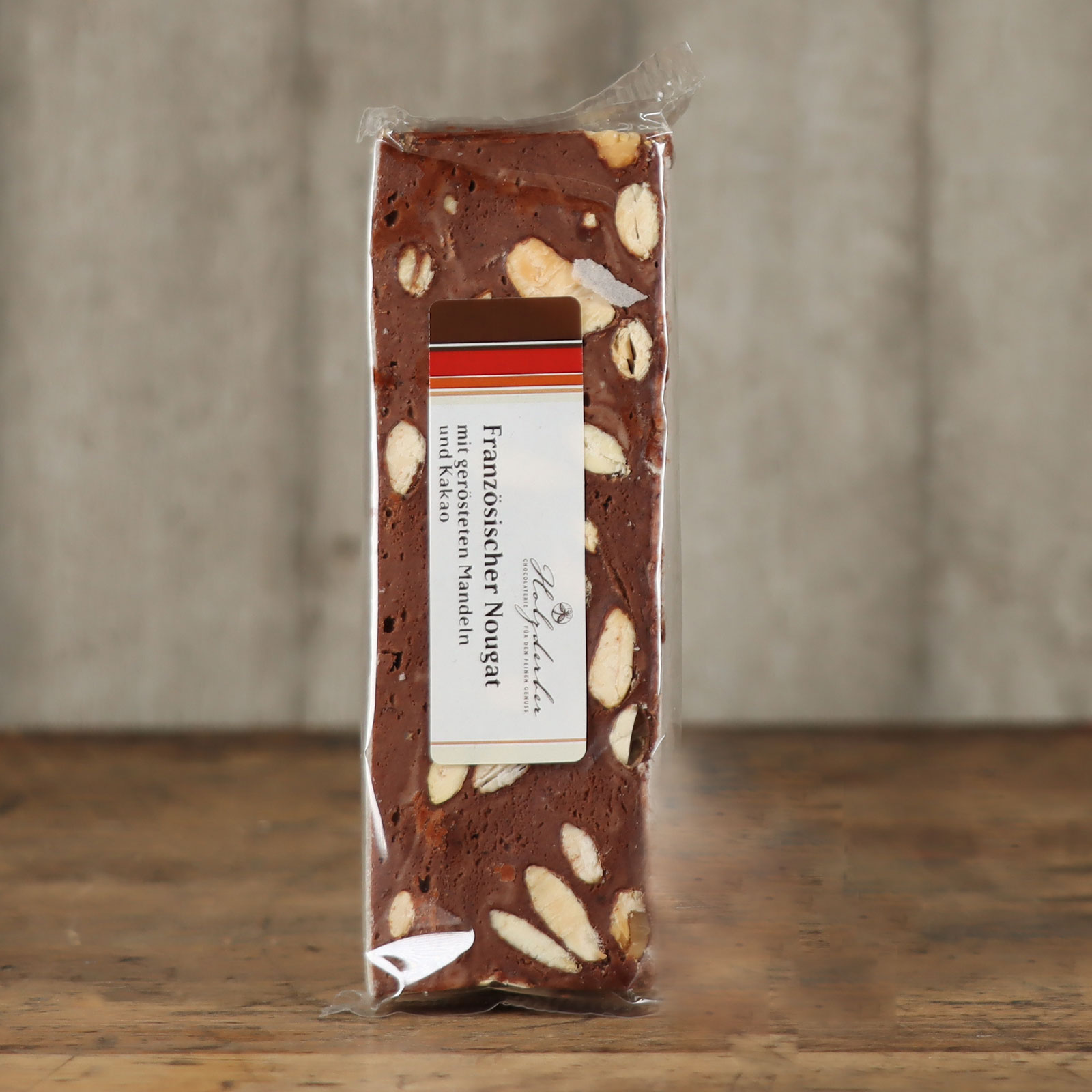 Französischer Nougat Schoko mit gerösteten Mandeln vor unserem Ambientehintergrund