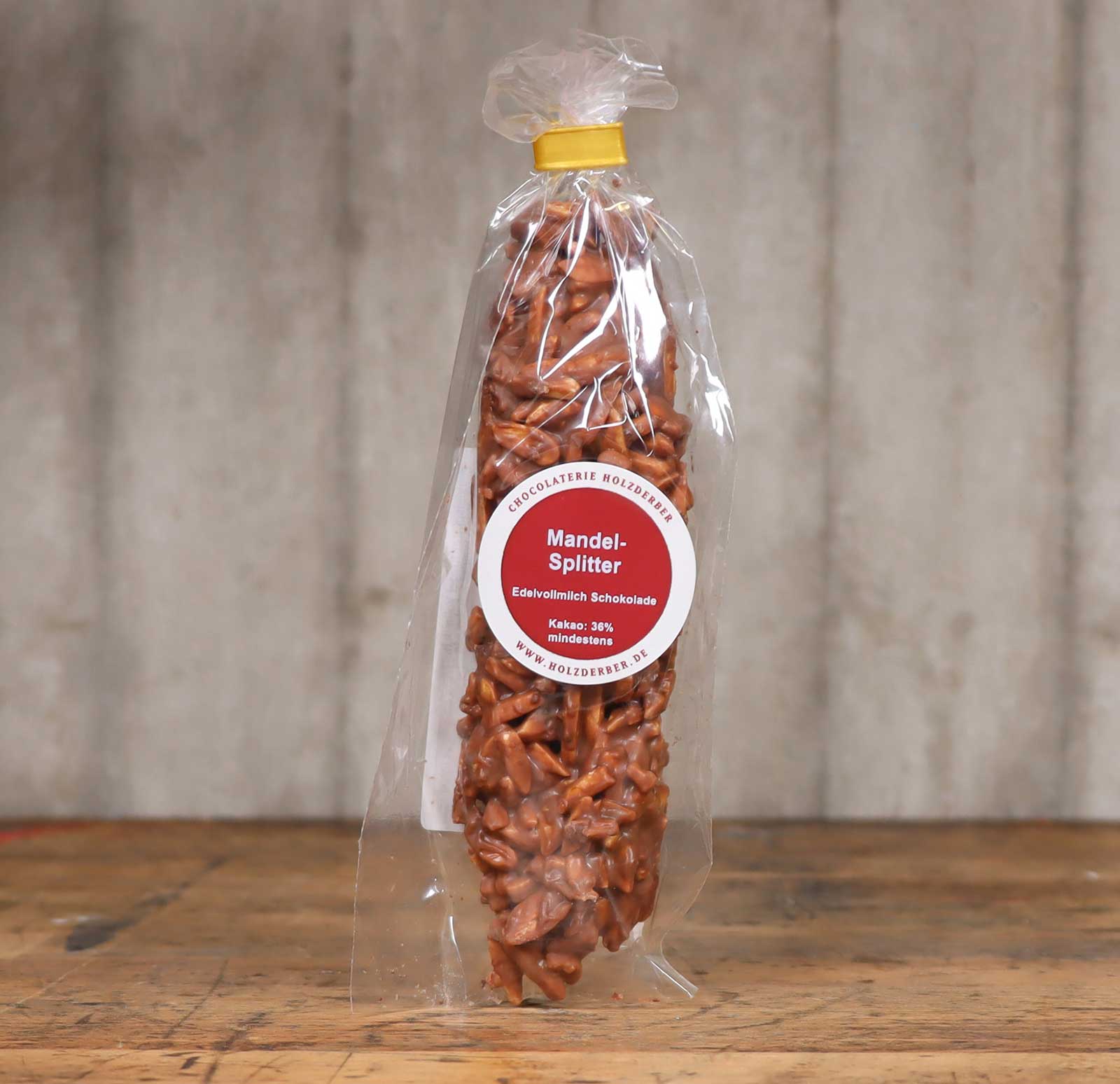 Mandelsplitter Edelvollmilch Schokolade vor unserem Ambientehintergrund