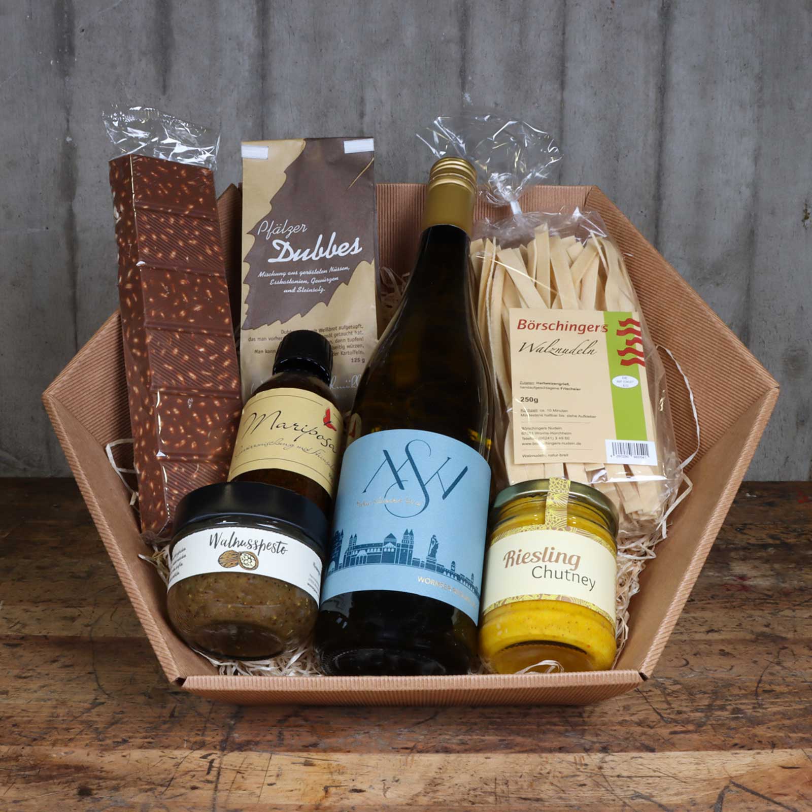 Jubiläumskorb perfekt für Mitarbeiterjubiläen vor einem Ambientehintergrund