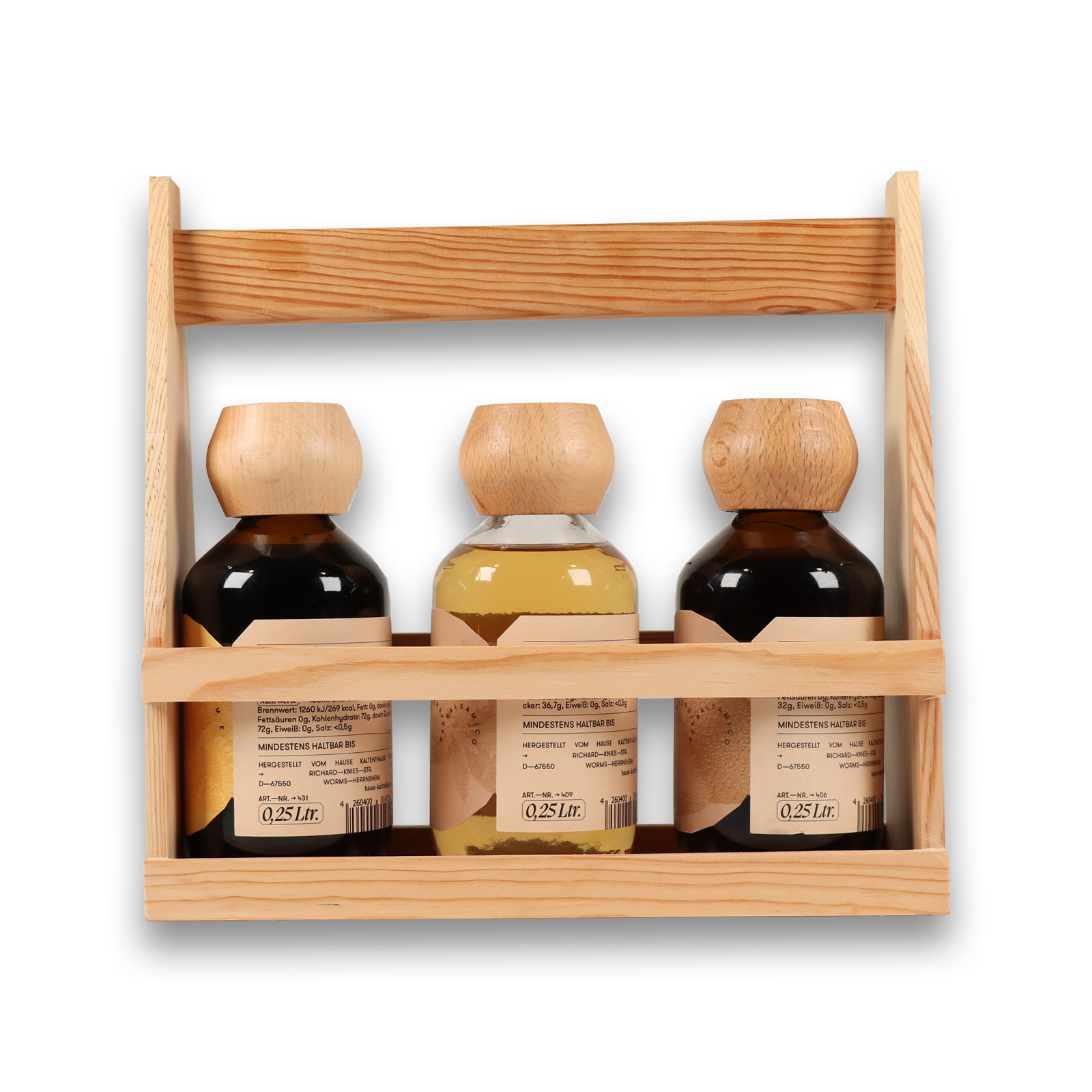 Rückseite der Balsamicos während sie im Holzträger stehen vor weißem Hintergrund