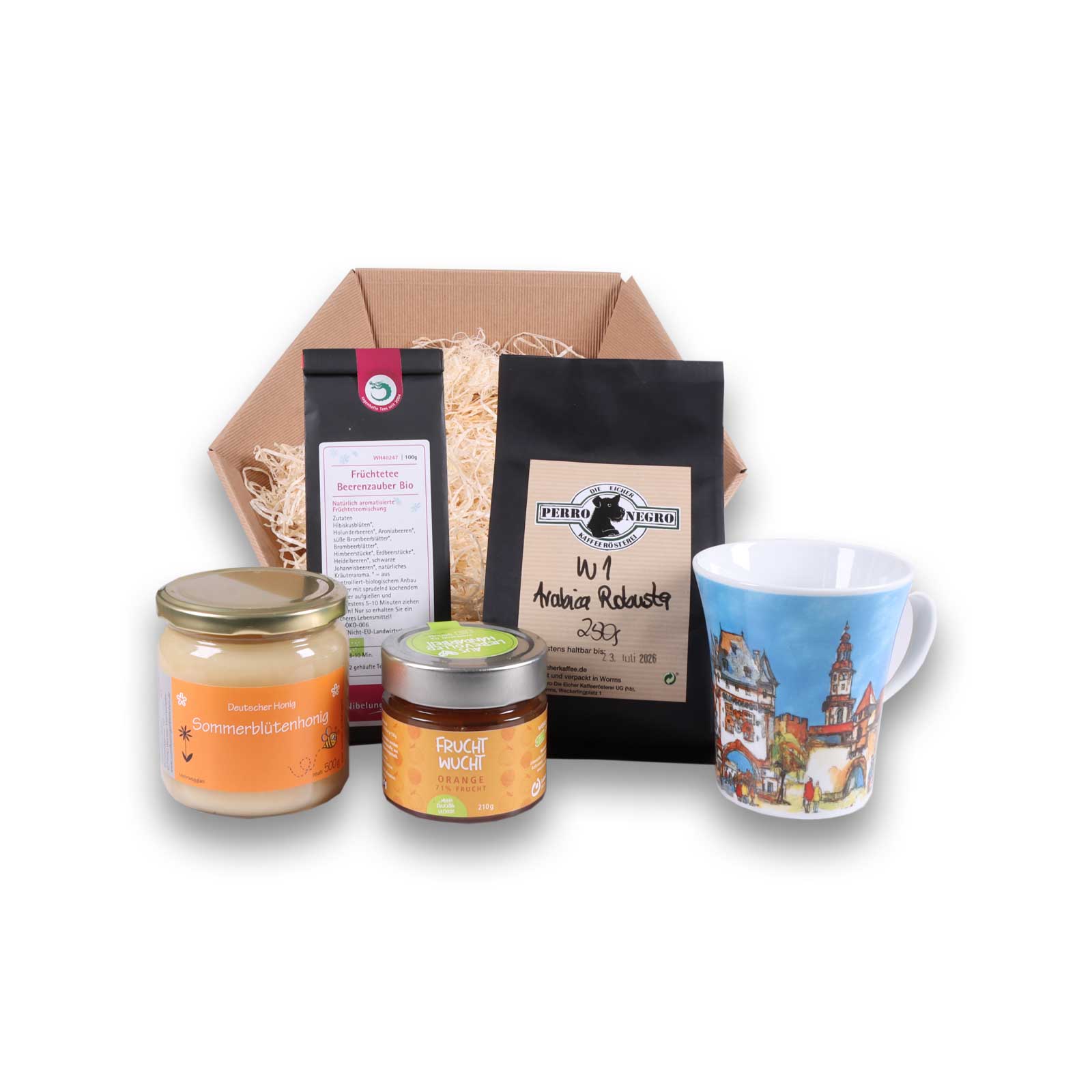 Orangenfruchtaufstrich, Honig, Tee, Porzellantasse und Kaffee vorm Korb