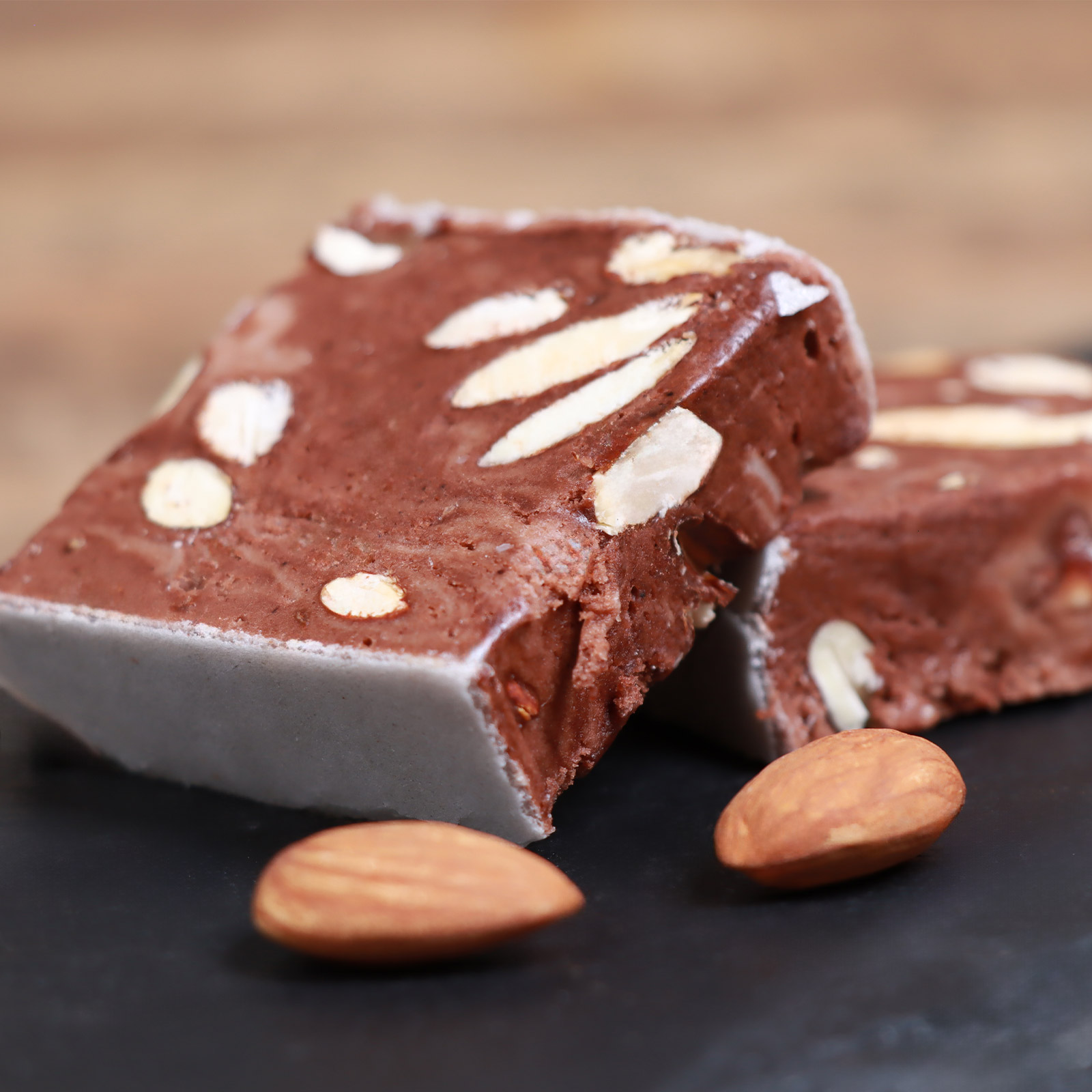 Französischer Nougat Schoko mit gerösteten Mandeln Nahaufnahme ausgepackt