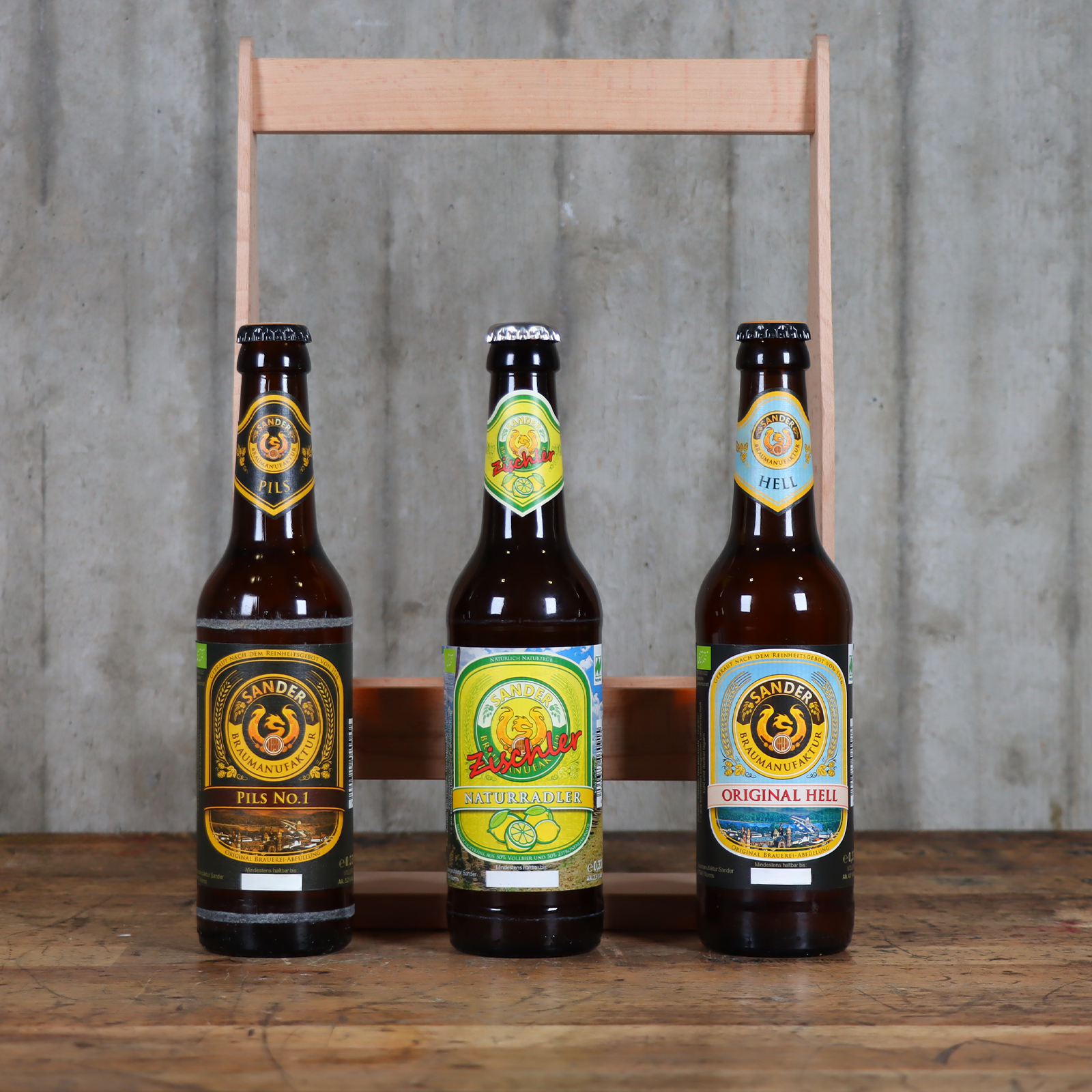 3er Bier Holzträger Probierpack vor einem Ambientehintergrund