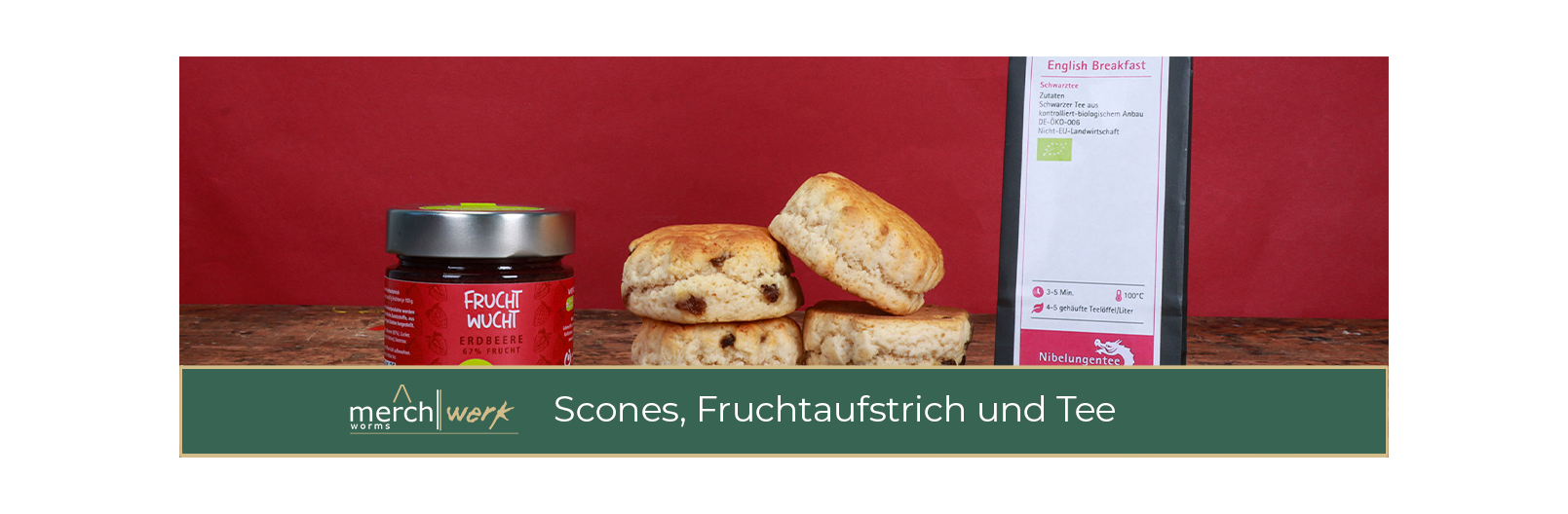 Scones mit Fruchtaufstrich und English Breakfast