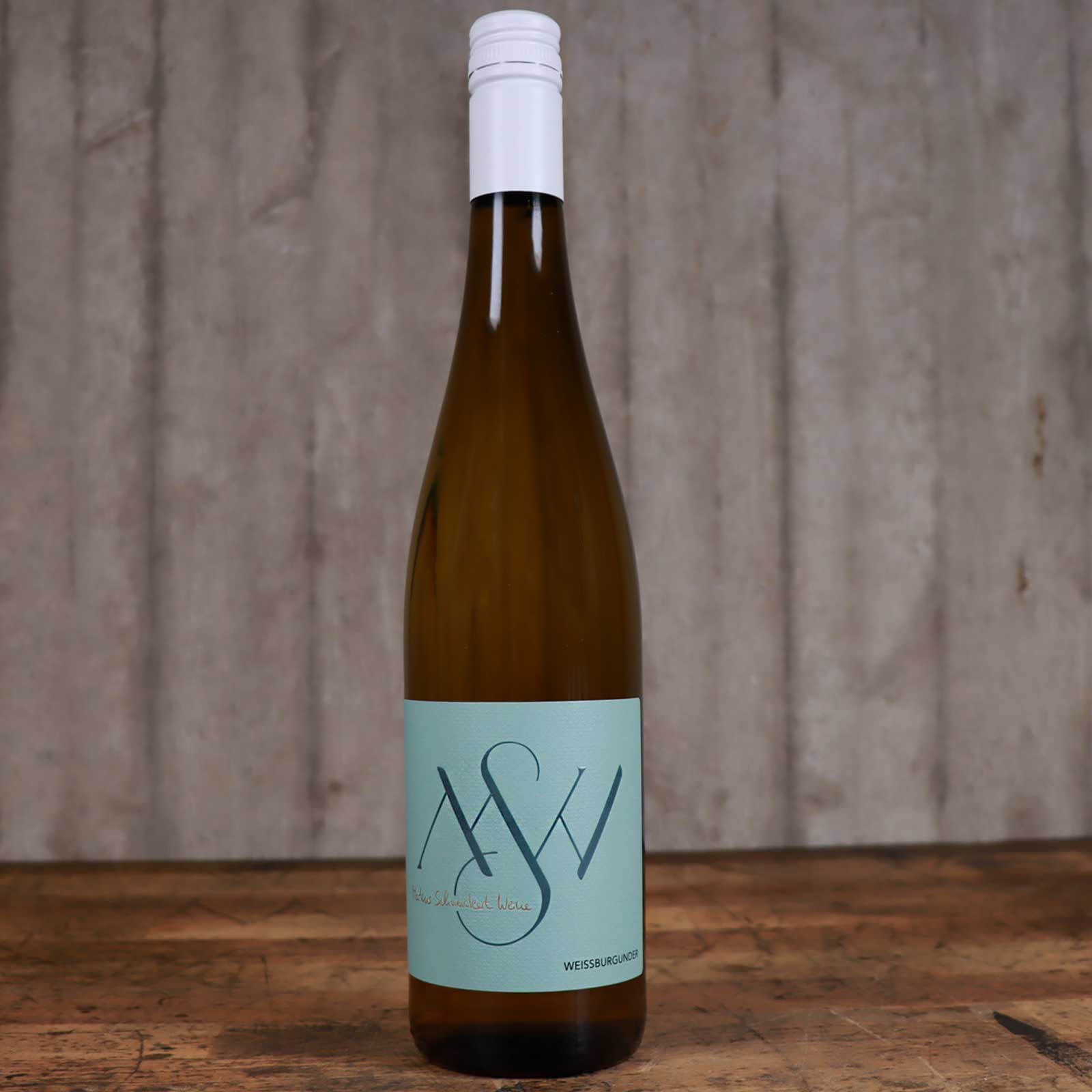 Der halbtrockene Weissburgunder vor dem Ambientehintergrund