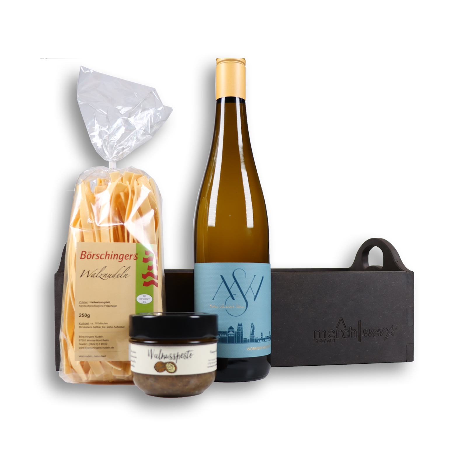 Die Wormser Präsentekiste liegend mit Ansicht des Logos auf der Kiste mit der Aufschrift "Merchwerk" und den enthaltenen Produkten vor der Kiste