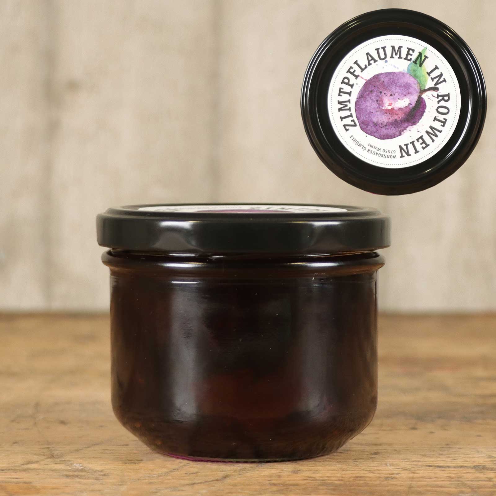 Zimtpflaume in Rotwein vor einem Ambientehintergrund