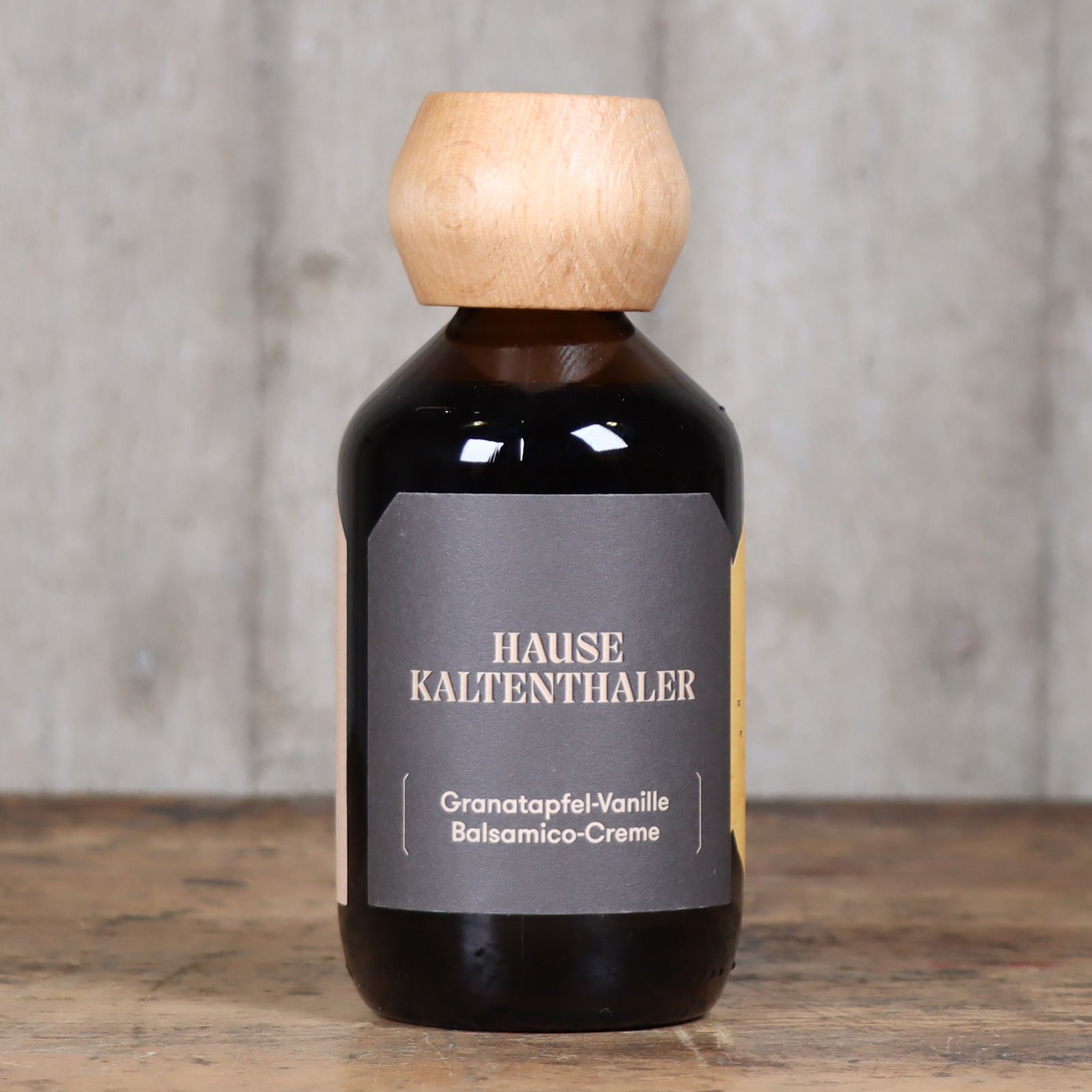Bio Granatapfel-Vanille Balsamico-Creme vor unserem Ambientehintergrund