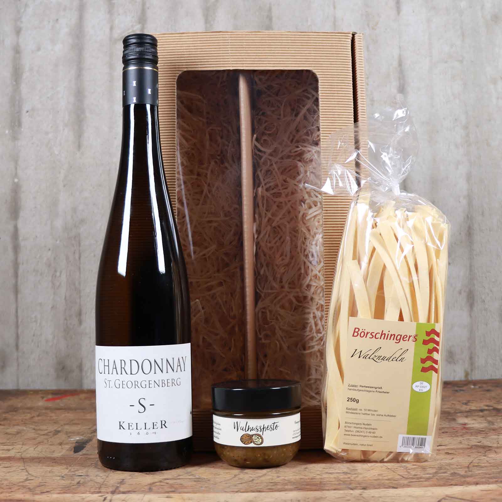 Produkte stehen vor der 2er Geschenkbox vor einem Ambientehintergrund