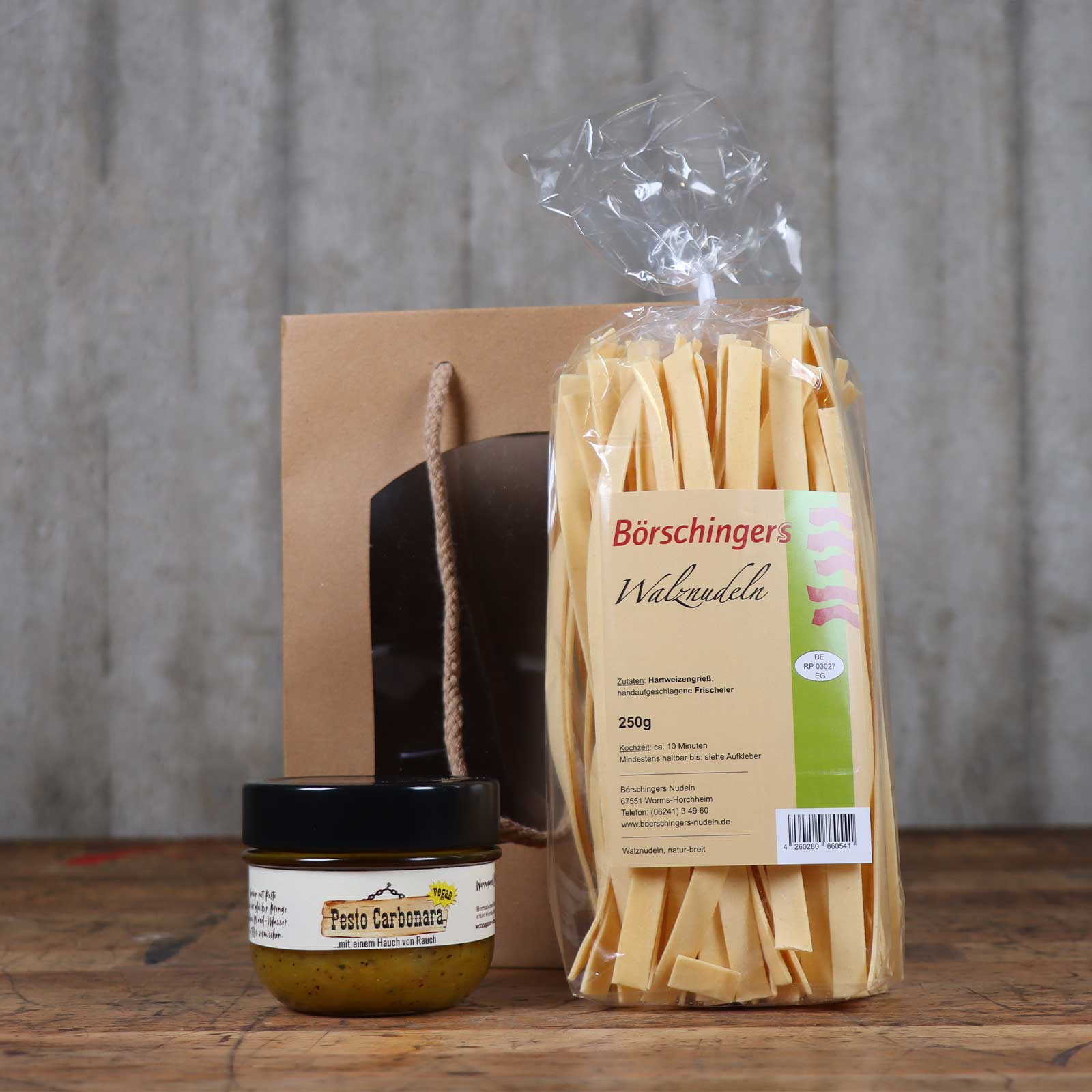 Geschenktasche Walznudeln mit Veganer Carbonara vor einem Ambientehintergrund