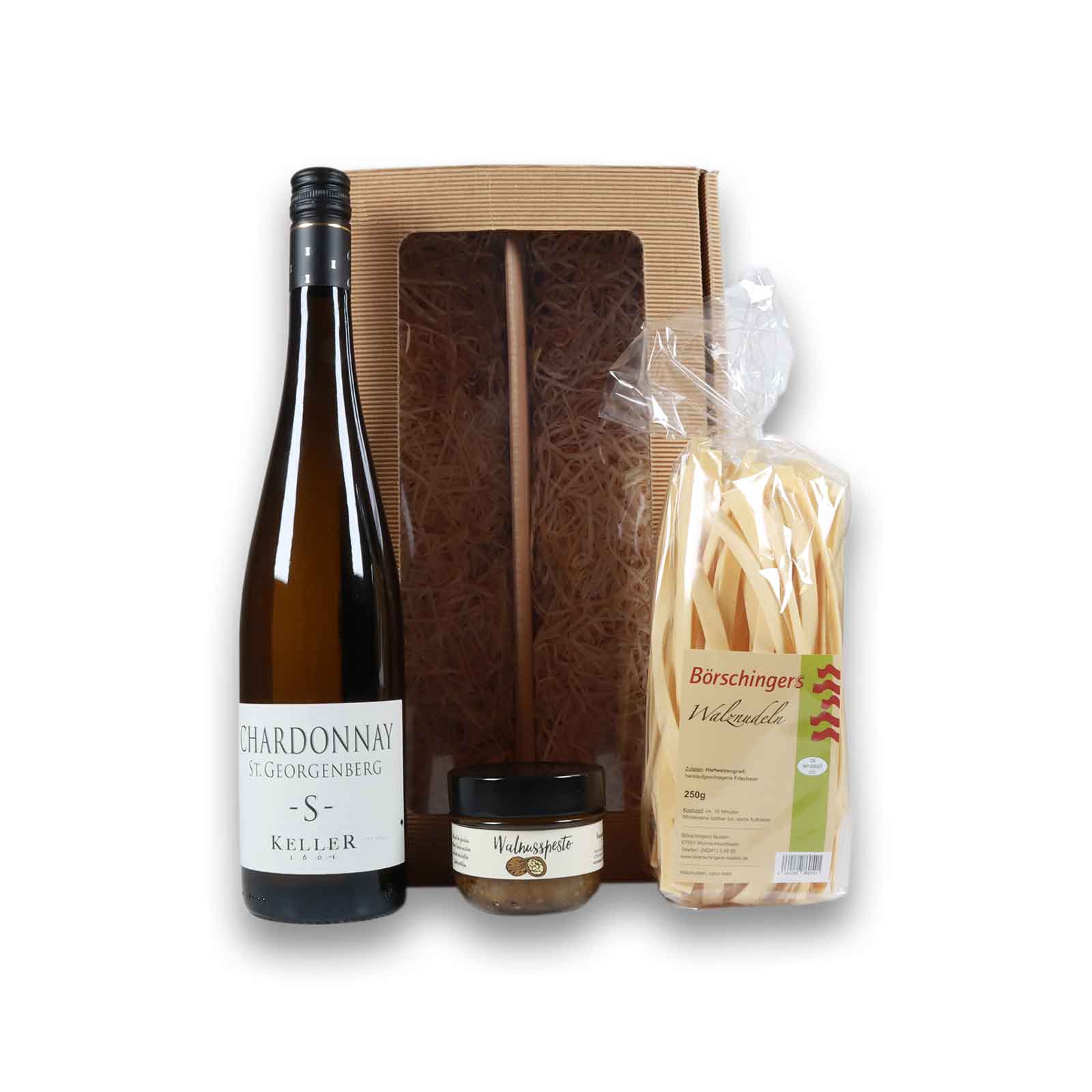 Chardonnay -S- trocken, Walznudeln und Walnusspesto vor einer 2er Geschenkbox
