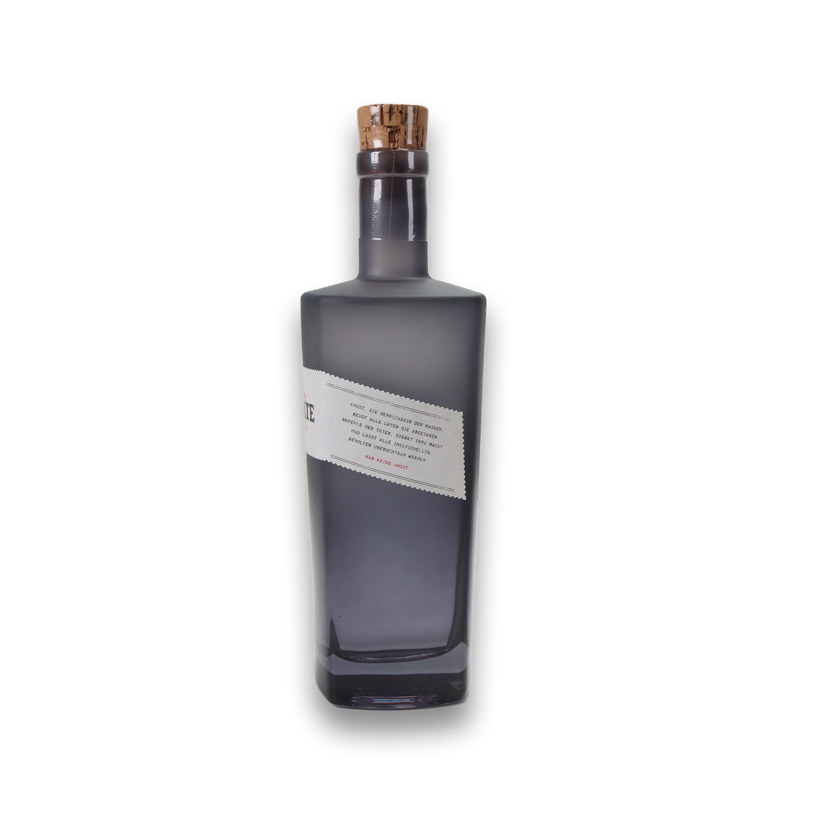 Seitenansicht von dem fruchtig würzigen Revolte Rum mit Spruch auf dem Etikett.