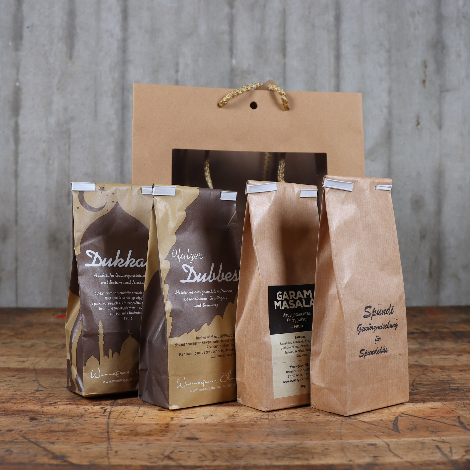 Spundi, Garam Masala, Dukkah und Pfälzer Dubbes aufgereiht vor der Präsenttüte