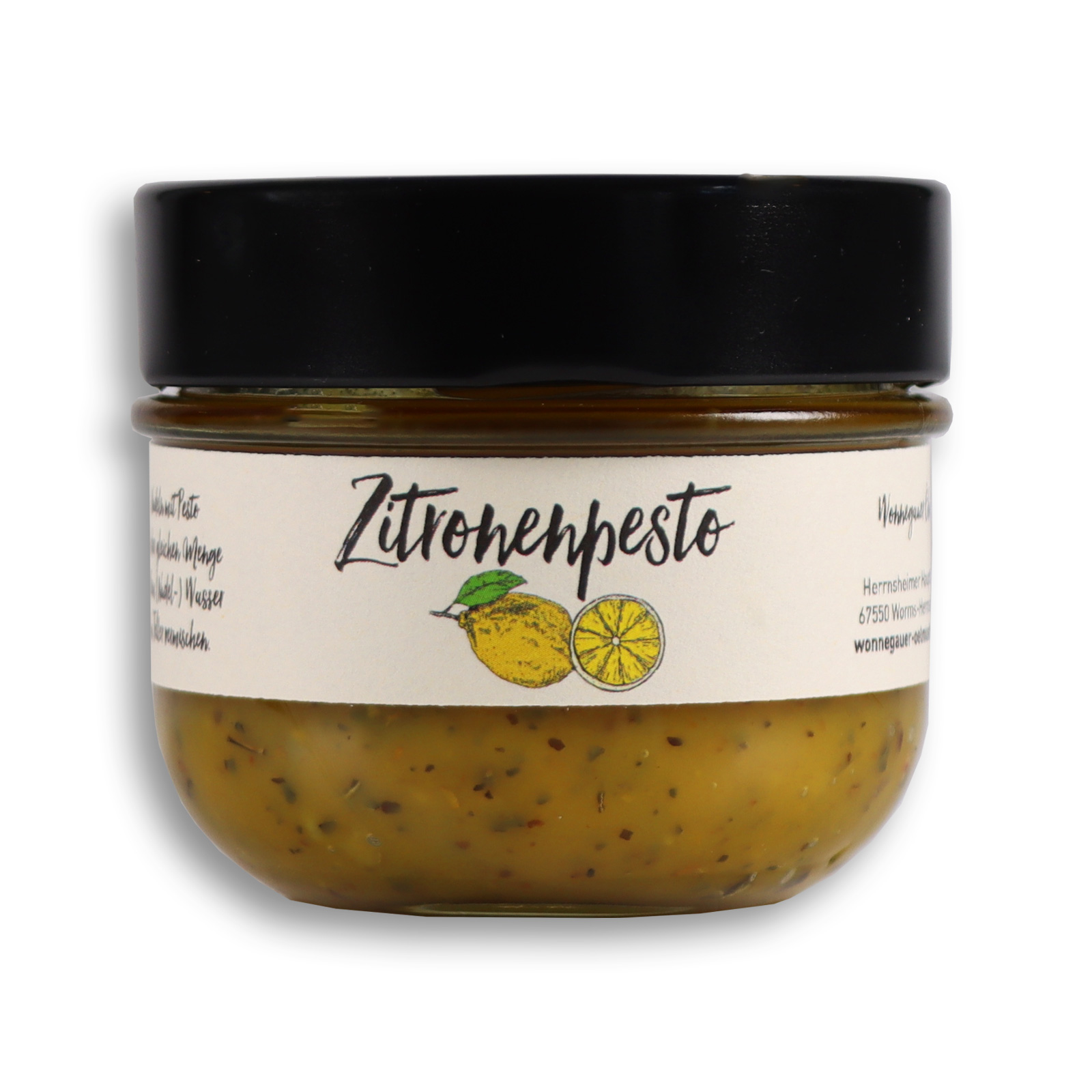 Zitronenpesto vor weißem Hintergrund