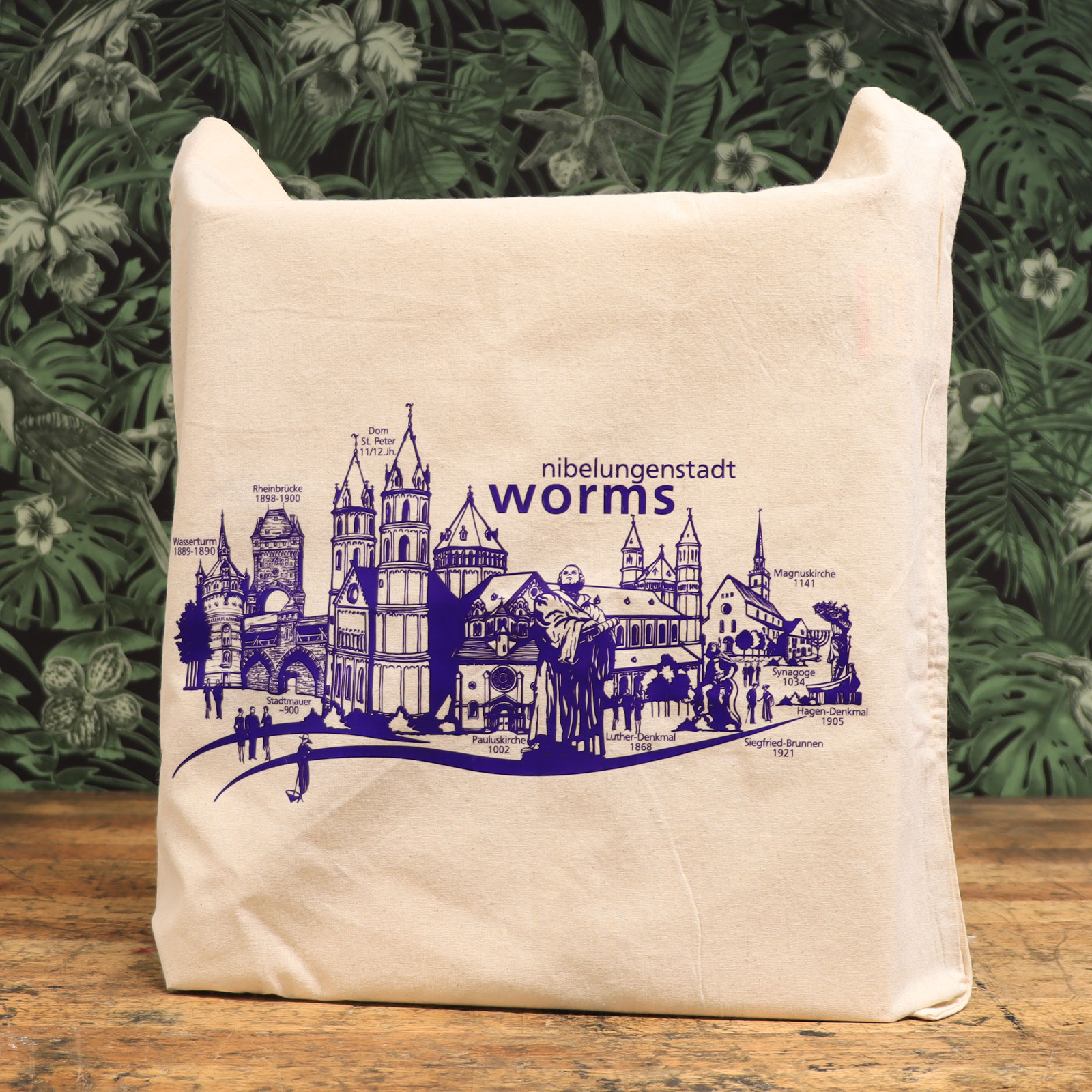 Ambientebild von der Stofftasche mit Worms Aufdruck von der Touristik Information.