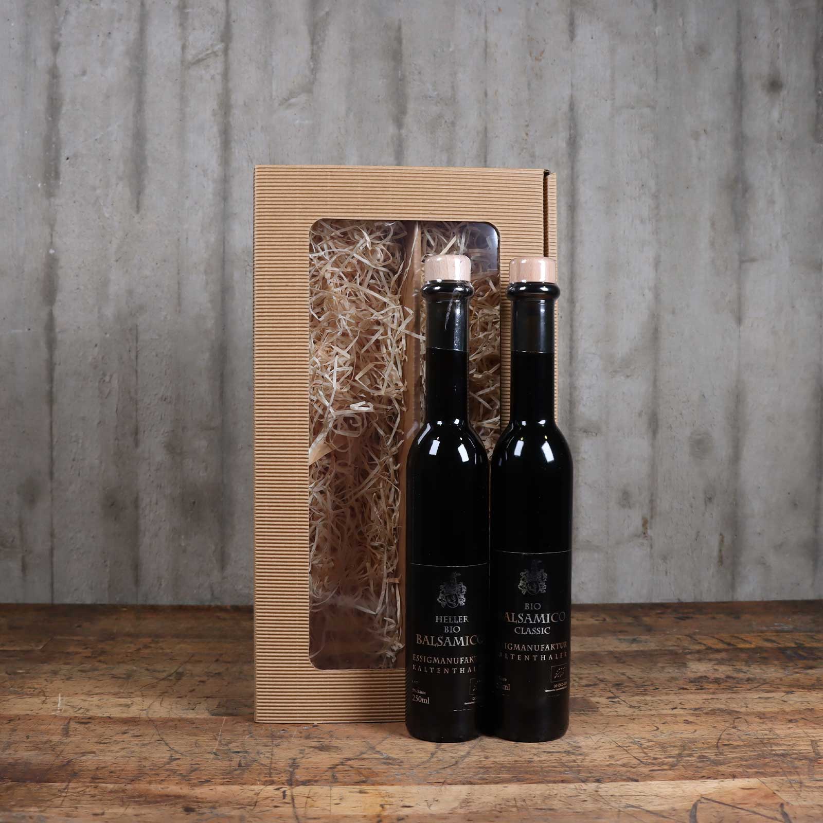 Das Ambientebild, Beide Balsamicos stehen vor der Geschenkbox