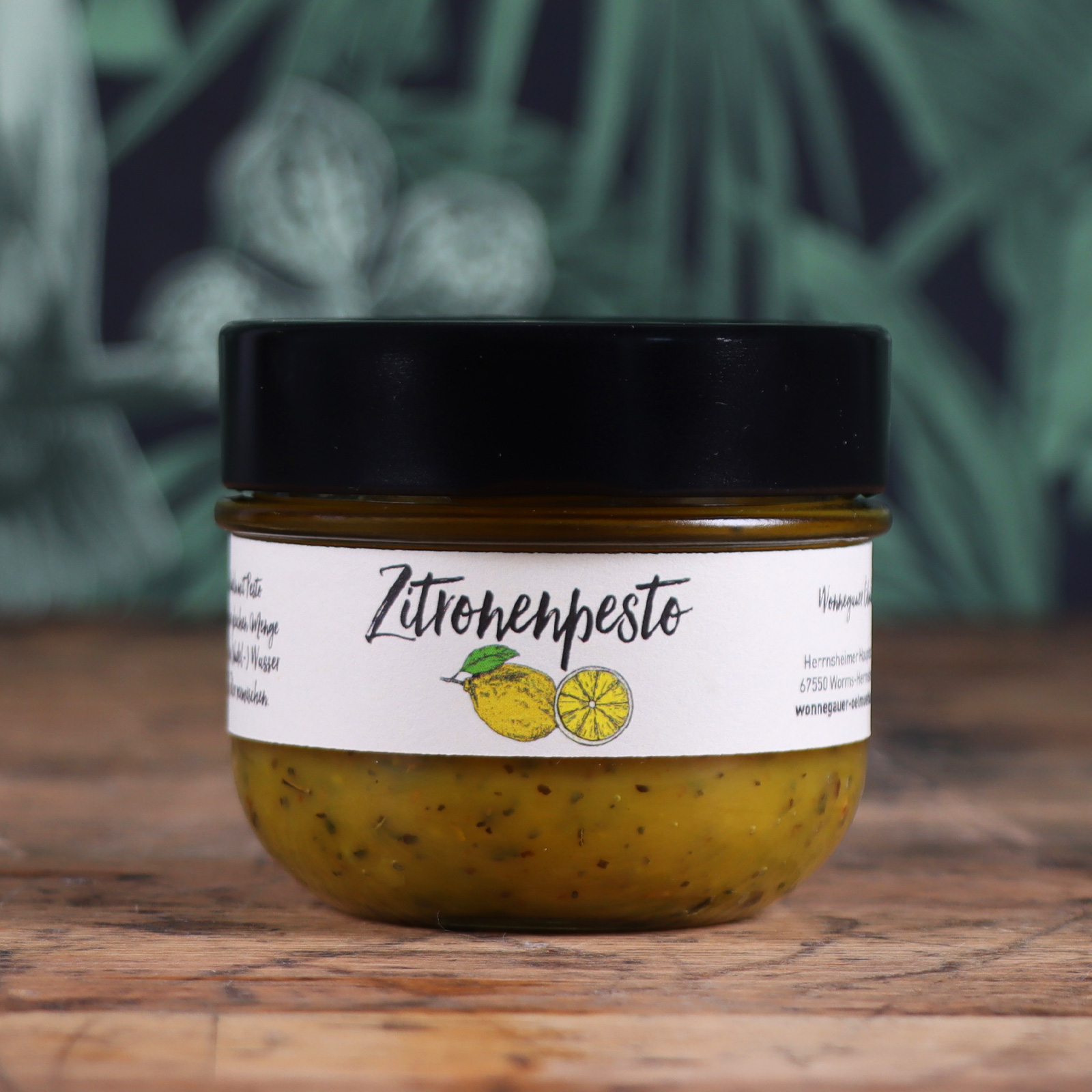 Ambientebild Zitronen Pesto von Wonnegauer Ölmühle vor grünem gemustertem Hintergrund