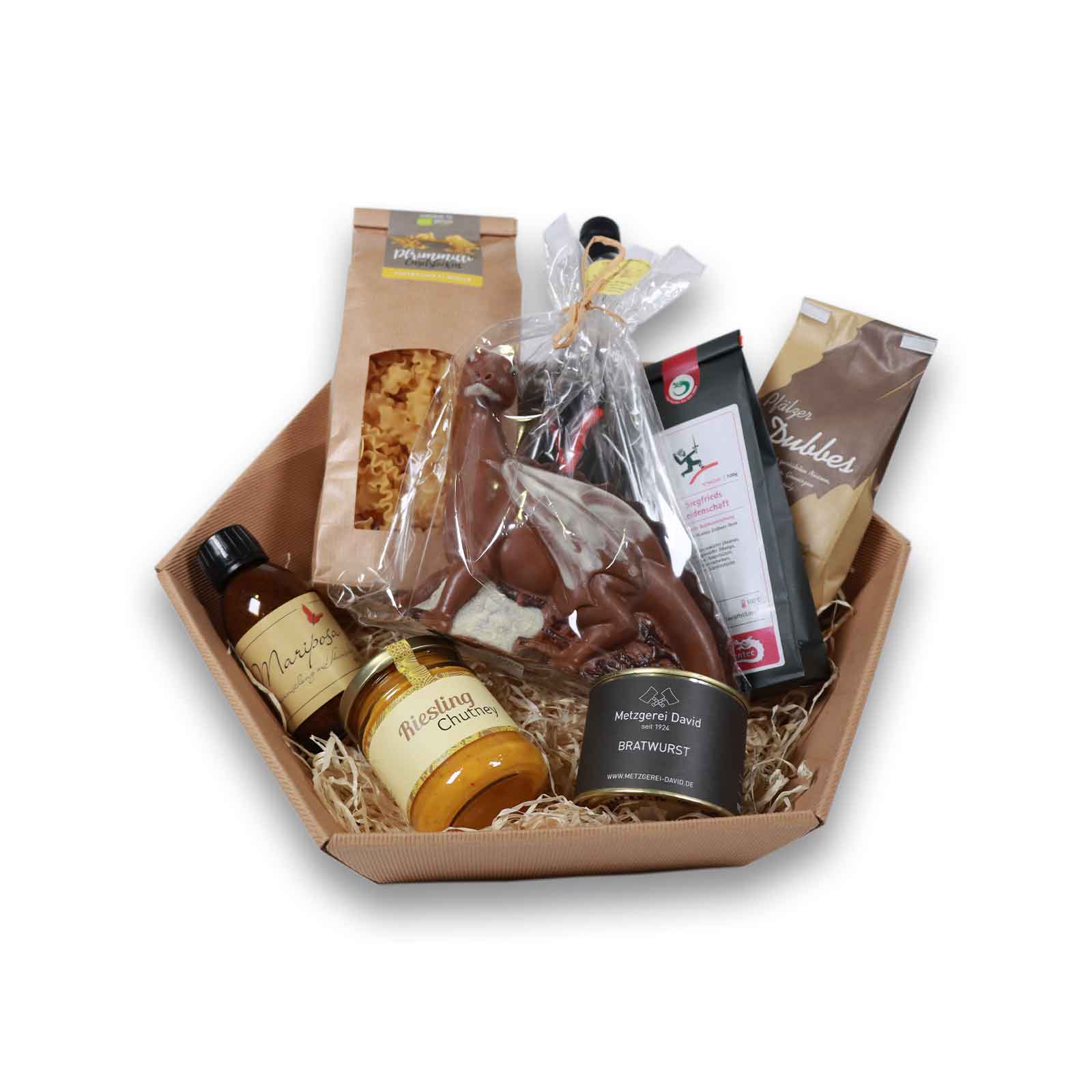 Nibelungenkorb mit Bratwurst, Cuvee Rotwein, Pfälzer Dubbes, Engelslocken, Tee Siegfrieds Leidenschaft, Mariposa gewürzmischung, Rieslingchutney, Nibelungendrache im Korb vor weißem Hintergrund
